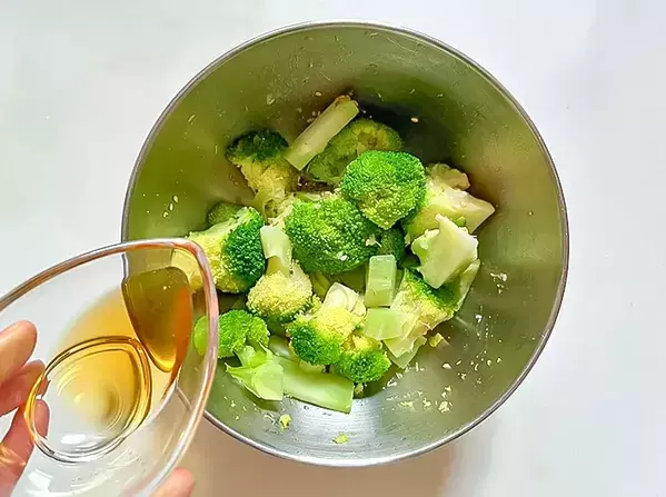 レンチンしたブロッコリーとカニカマを…　簡単5分の副菜が「茎までペロリ！」