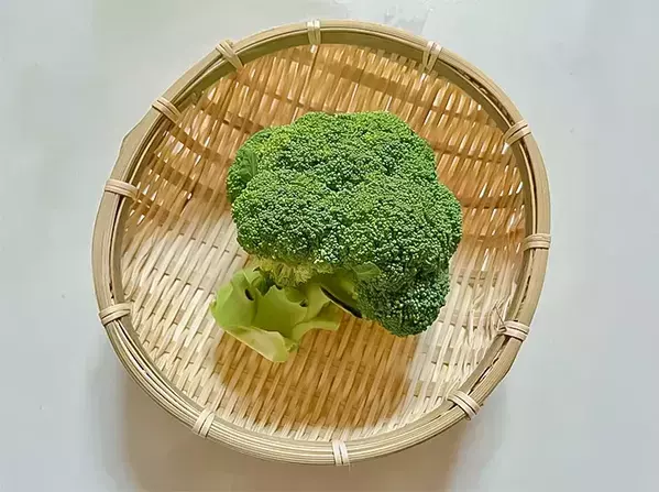 レンチンしたブロッコリーとカニカマを…　簡単5分の副菜が「茎までペロリ！」