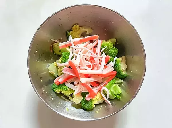 レンチンしたブロッコリーとカニカマを…　簡単5分の副菜が「茎までペロリ！」
