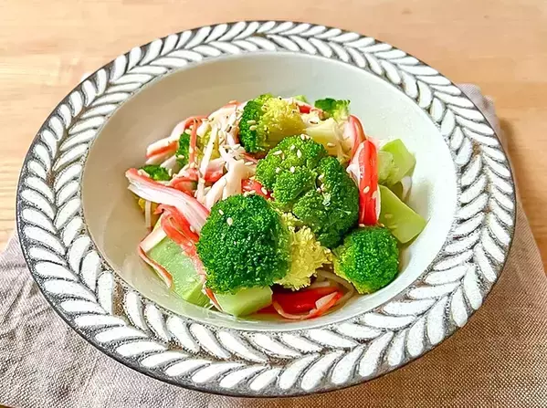 レンチンしたブロッコリーとカニカマを…　簡単5分の副菜が「茎までペロリ！」