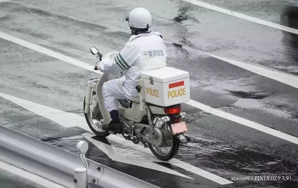 傘を買いたいけど、コンビニがない！　交番で傘は借りられる？【元警察官が解説】