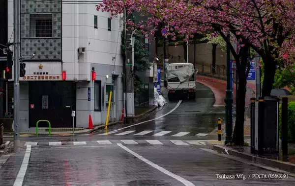傘を買いたいけど、コンビニがない！　交番で傘は借りられる？【元警察官が解説】