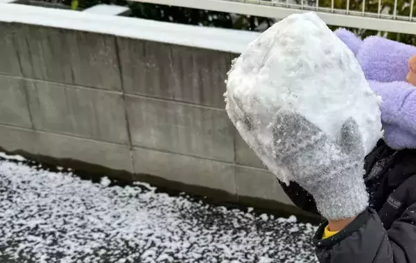 滅多に雪が積もらない地域　子供たちが作った『雪だるま』の表情に吹き出す