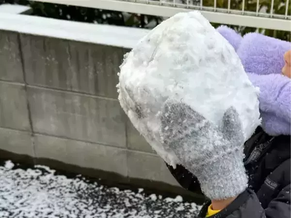 滅多に雪が積もらない地域　子供たちが作った『雪だるま』の表情に吹き出す