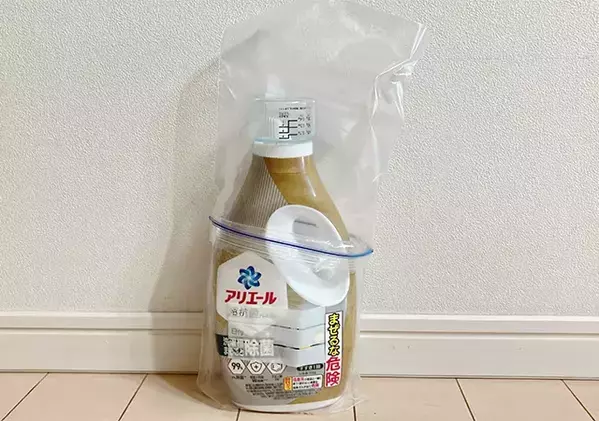 ジッパー袋2枚を組み合わせて！　大容量ボトルを収納する手順