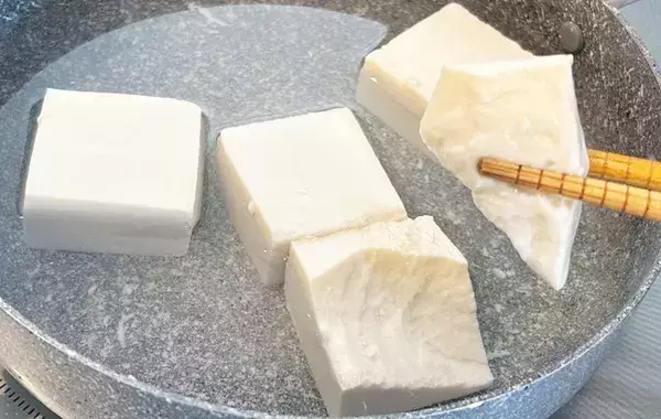 その発想はなかった！　豆腐の切り方に「マネしたい」「その手があったか」