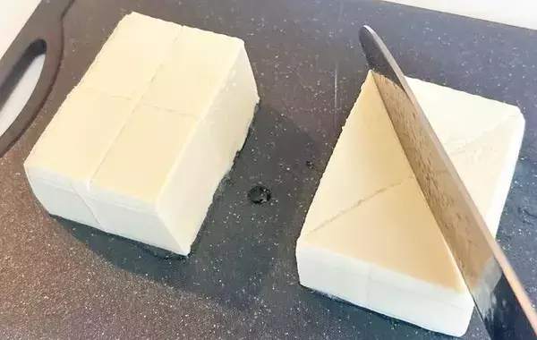 その発想はなかった！　豆腐の切り方に「マネしたい」「その手があったか」