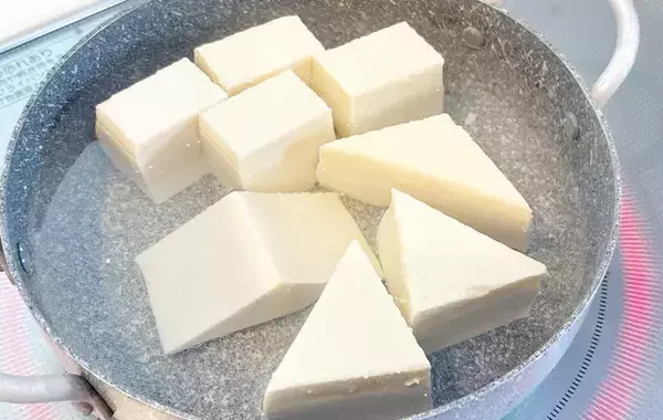 その発想はなかった！　豆腐の切り方に「マネしたい」「その手があったか」