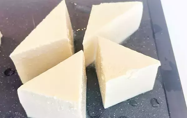 その発想はなかった！　豆腐の切り方に「マネしたい」「その手があったか」