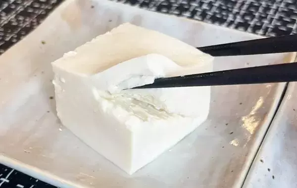 その発想はなかった！　豆腐の切り方に「マネしたい」「その手があったか」