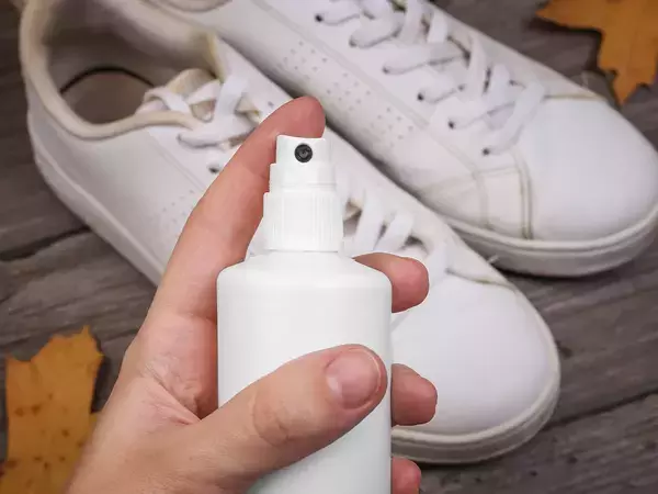 『箱から出したらすぐ』が鉄則！　靴のプロが教える防水スプレーの活用テクニック