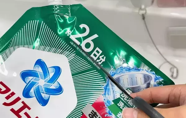 もう捨てないで！　詰め替え用洗剤の袋で靴下のつけ置きが劇的に楽になった