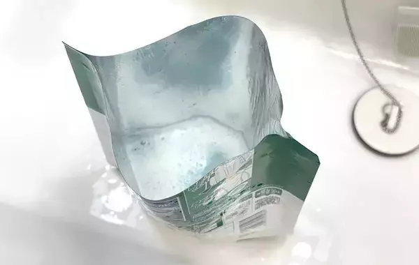 もう捨てないで！　詰め替え用洗剤の袋で靴下のつけ置きが劇的に楽になった