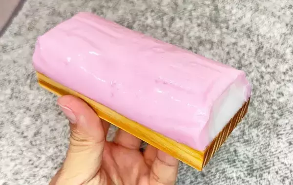 かまぼこを板からスルッと剥がす方法　包丁を使わない『簡単テク』に「この手があったか」