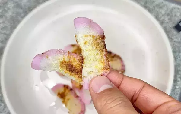 かまぼこを板からスルッと剥がす方法　包丁を使わない『簡単テク』に「この手があったか」