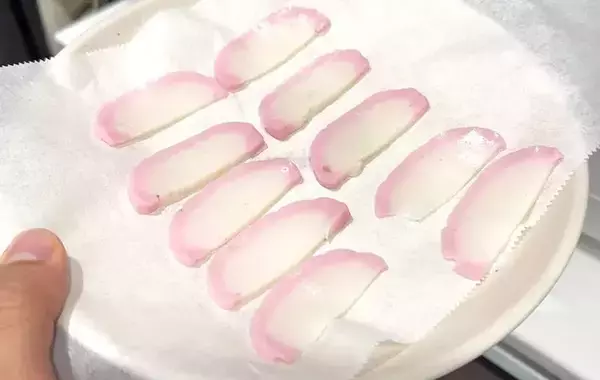 かまぼこを板からスルッと剥がす方法　包丁を使わない『簡単テク』に「この手があったか」