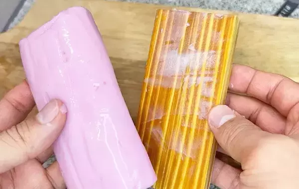 かまぼこを板からスルッと剥がす方法　包丁を使わない『簡単テク』に「この手があったか」