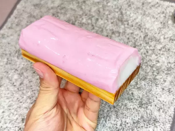 かまぼこを板からスルッと剥がす方法　包丁を使わない『簡単テク』に「この手があったか」