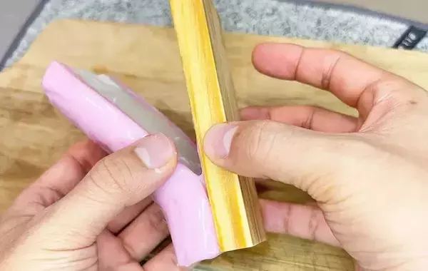 かまぼこを板からスルッと剥がす方法　包丁を使わない『簡単テク』に「この手があったか」