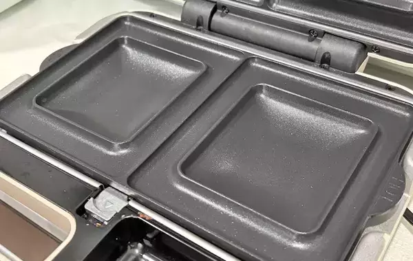 こんな食べ方あったんだ！　ホットサンドメーカーで焼くだけ『うどんホットサンド』の作り方