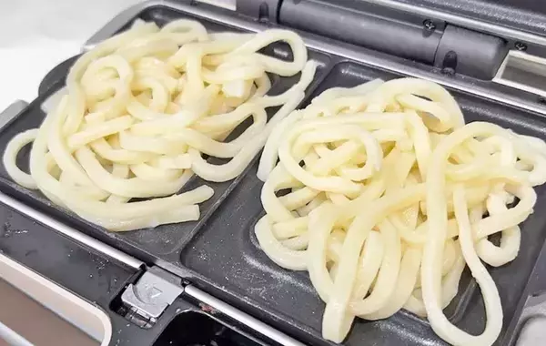 こんな食べ方あったんだ！　ホットサンドメーカーで焼くだけ『うどんホットサンド』の作り方
