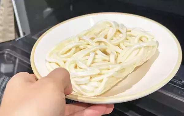 こんな食べ方あったんだ！　ホットサンドメーカーで焼くだけ『うどんホットサンド』の作り方