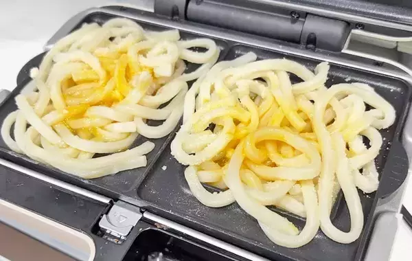 こんな食べ方あったんだ！　ホットサンドメーカーで焼くだけ『うどんホットサンド』の作り方