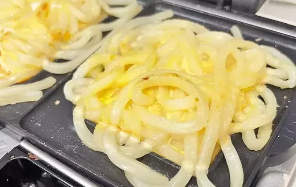 こんな食べ方あったんだ！　ホットサンドメーカーで焼くだけ『うどんホットサンド』の作り方