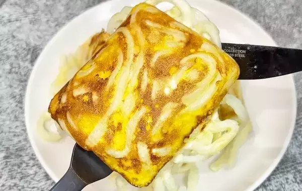 こんな食べ方あったんだ！　ホットサンドメーカーで焼くだけ『うどんホットサンド』の作り方