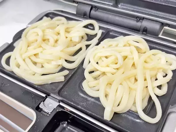 こんな食べ方あったんだ！　ホットサンドメーカーで焼くだけ『うどんホットサンド』の作り方