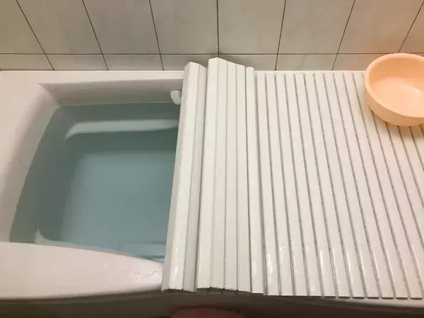 お風呂の追い焚き回数を最小限に！　入浴中も『蓋』を閉めるだけでガス代が浮く