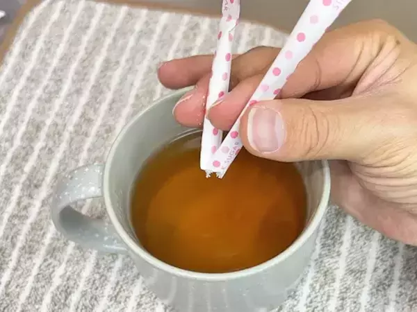 開封時のプチストレスを解消！スティックシュガーを真ん中で折ると？【ゴミを出さない開け方】