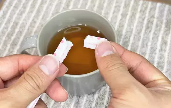 開封時のプチストレスを解消！スティックシュガーを真ん中で折ると？【ゴミを出さない開け方】