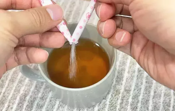 開封時のプチストレスを解消！スティックシュガーを真ん中で折ると？【ゴミを出さない開け方】