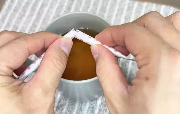 開封時のプチストレスを解消！スティックシュガーを真ん中で折ると？【ゴミを出さない開け方】