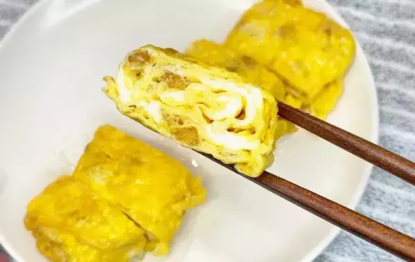 そのまま食べるだけじゃもったいない！　『かっぱえびせん』を卵に混ぜて焼いてみたら？