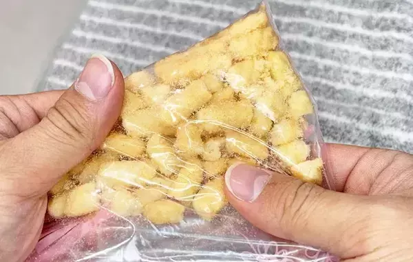 そのまま食べるだけじゃもったいない！　『かっぱえびせん』を卵に混ぜて焼いてみたら？