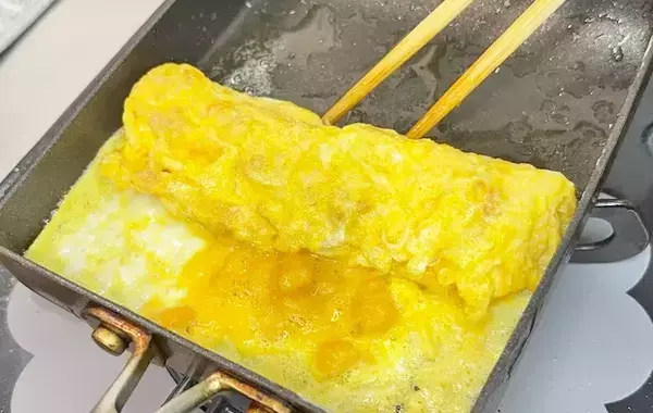 そのまま食べるだけじゃもったいない！　『かっぱえびせん』を卵に混ぜて焼いてみたら？