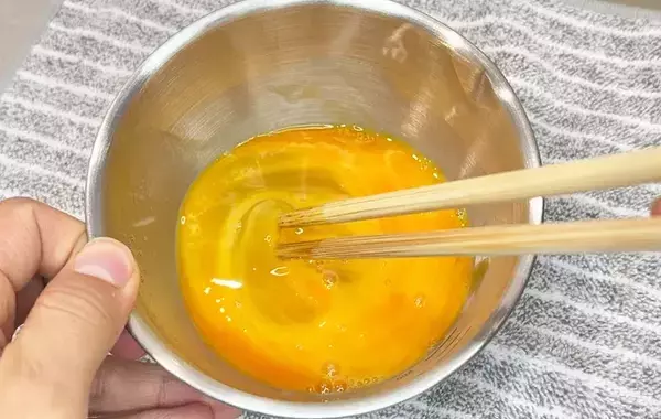 そのまま食べるだけじゃもったいない！　『かっぱえびせん』を卵に混ぜて焼いてみたら？