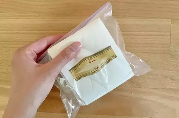 ティッシュは半分にカット！　ジッパー袋で“400枚そのまま持ち歩くワザ”に花粉症の家族が歓喜！