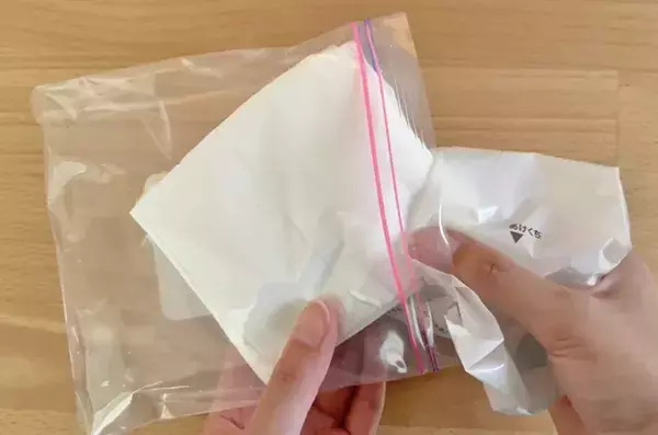 ティッシュは半分にカット！　ジッパー袋で“400枚そのまま持ち歩くワザ”に花粉症の家族が歓喜！