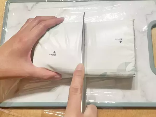 ティッシュは半分にカット！　ジッパー袋で“400枚そのまま持ち歩くワザ”に花粉症の家族が歓喜！