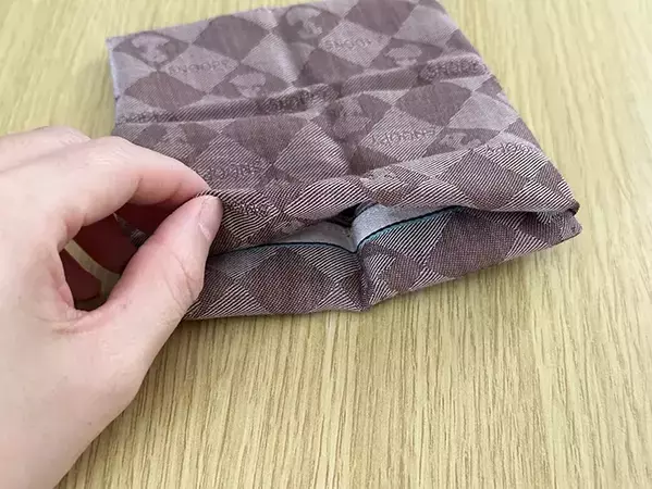 【30秒ででき上がり】外出前にサッと作れる！　針も糸も不要なハンカチポーチの作り方