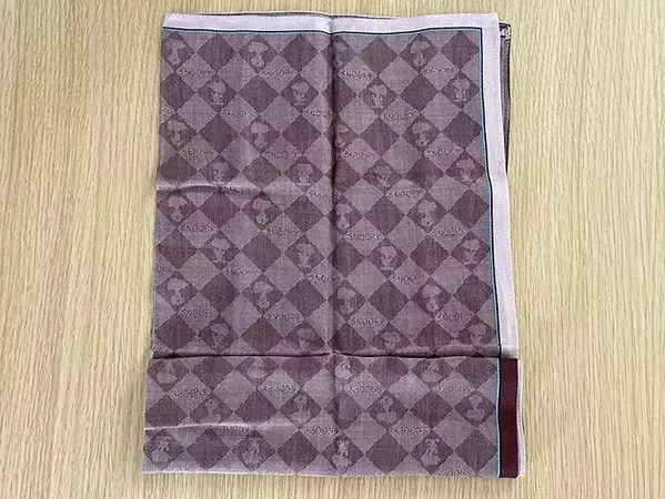 【30秒ででき上がり】外出前にサッと作れる！　針も糸も不要なハンカチポーチの作り方