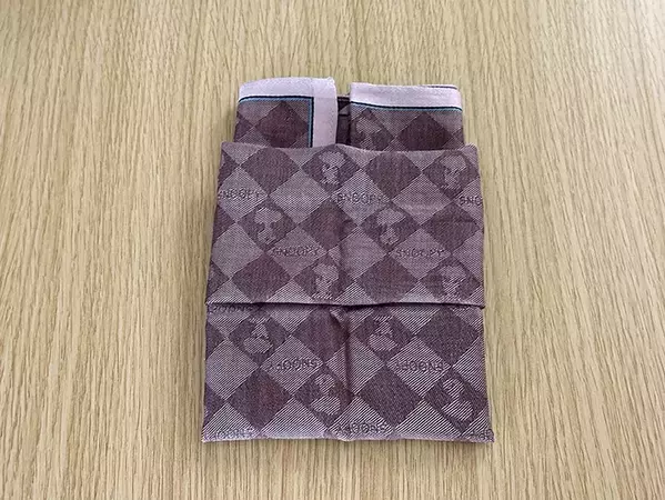 【30秒ででき上がり】外出前にサッと作れる！　針も糸も不要なハンカチポーチの作り方