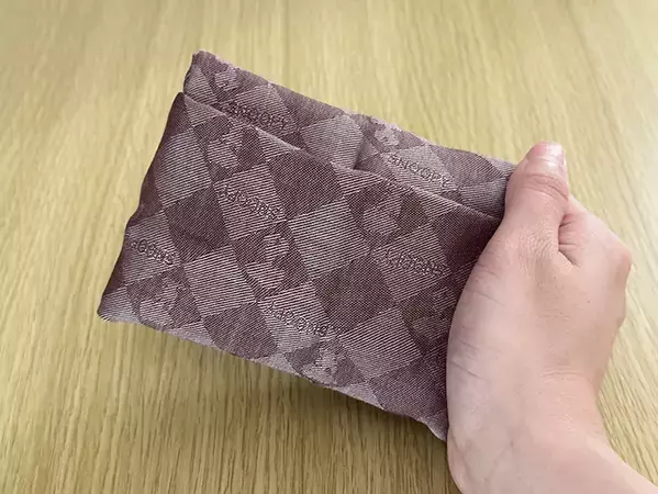 【30秒ででき上がり】外出前にサッと作れる！　針も糸も不要なハンカチポーチの作り方