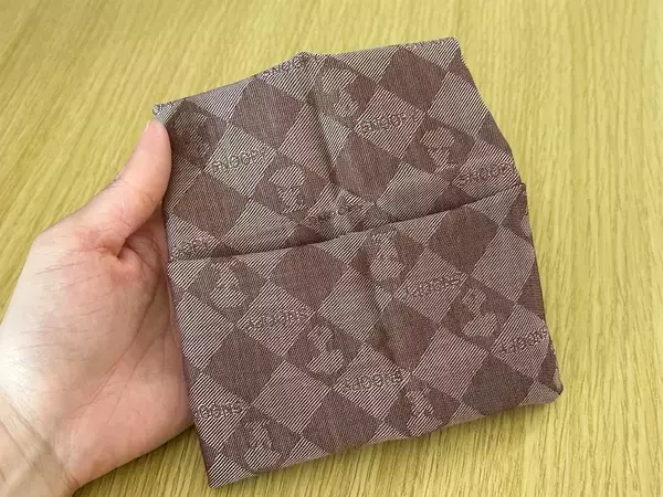 【30秒ででき上がり】外出前にサッと作れる！　針も糸も不要なハンカチポーチの作り方