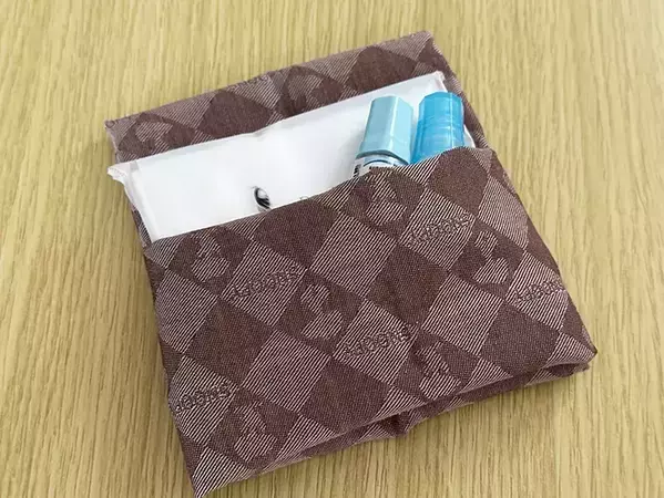 【30秒ででき上がり】外出前にサッと作れる！　針も糸も不要なハンカチポーチの作り方