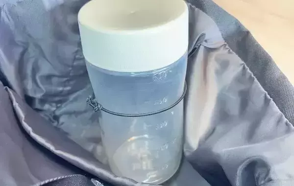 ヘアゴムで解決！　トートバッグの中で水筒が倒れない裏ワザを試してみた