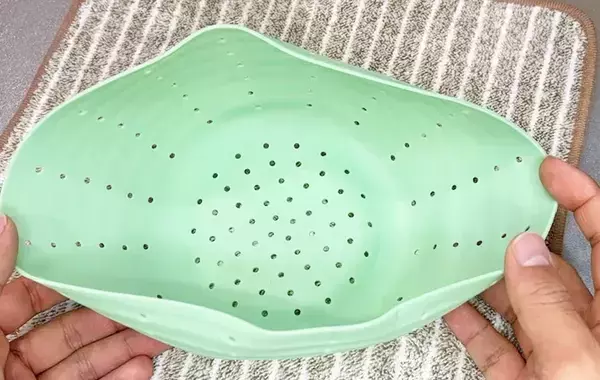 サラダスピナー不要　シリコンザル1つで完結する『野菜の水切り術』に「ストレスが減った」